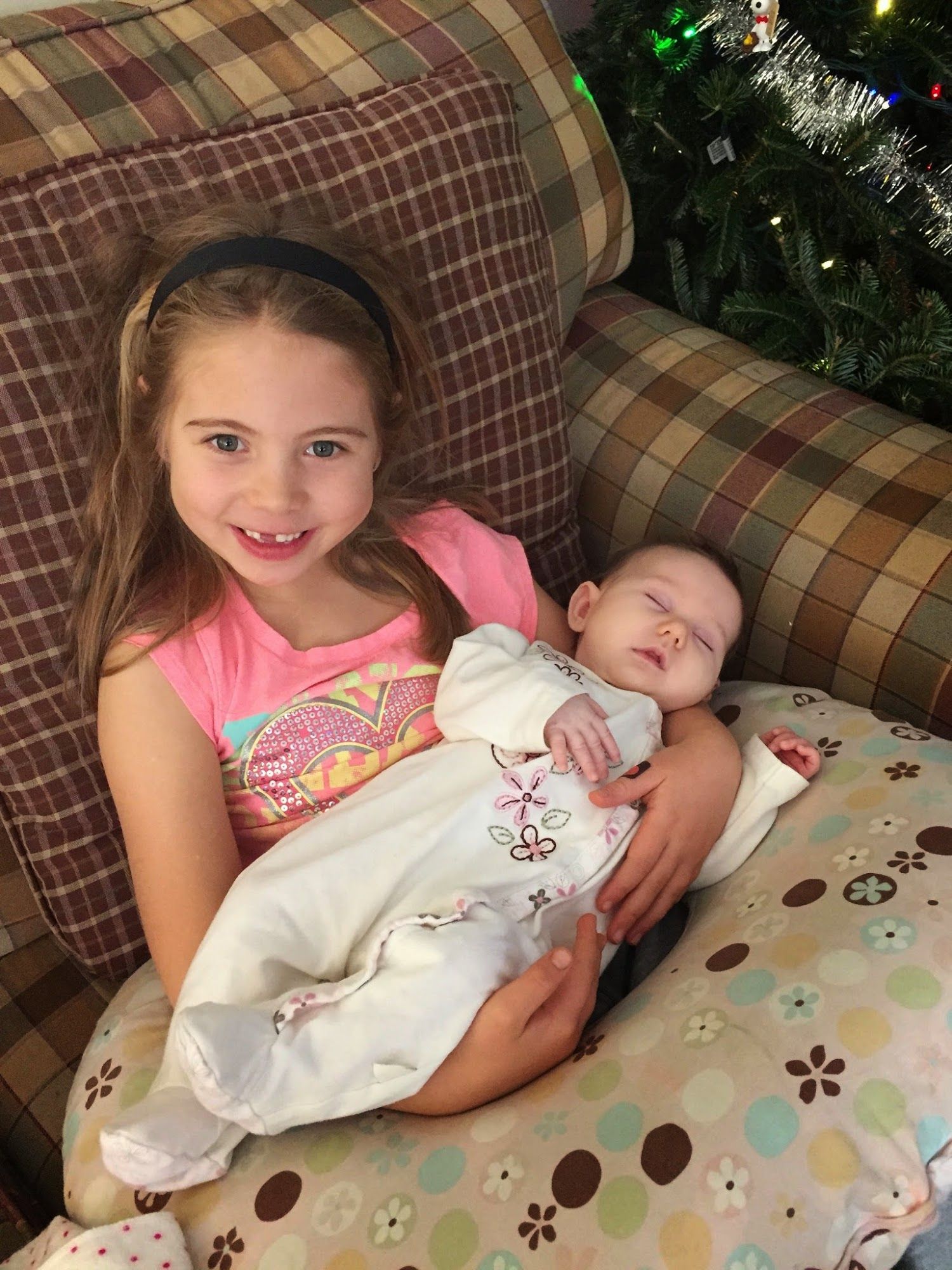  Big sister soothing Baby Sister 