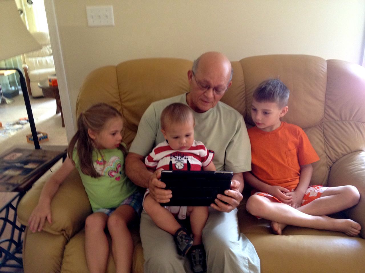 Checking out Epito's ipad