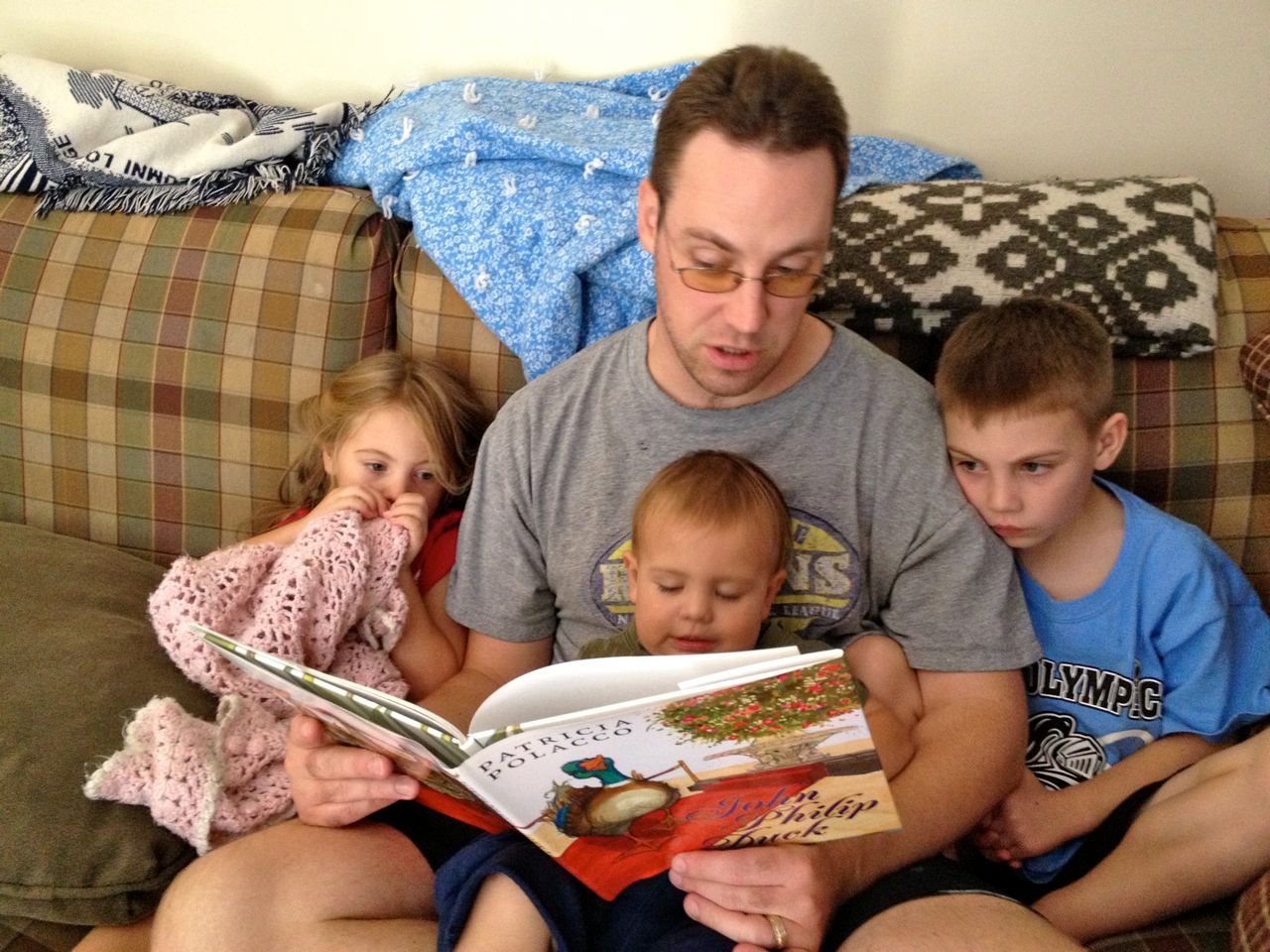 Daddy reading a book to his favorite people