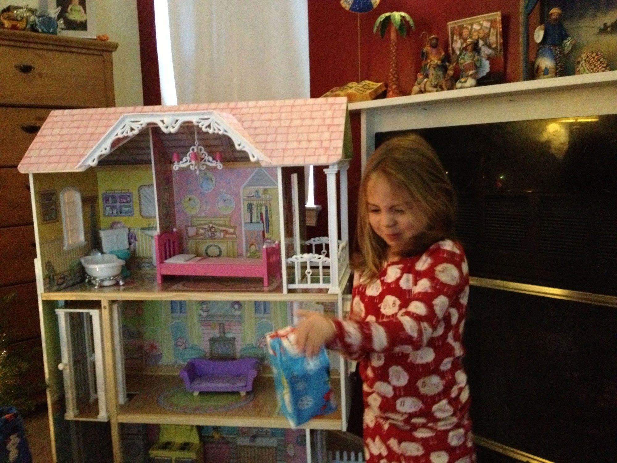  New dollhouse with furniture 