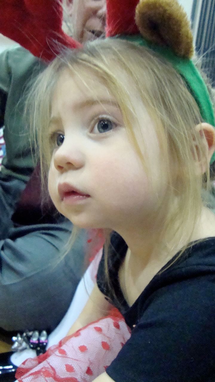  Buggy watching the recital. 